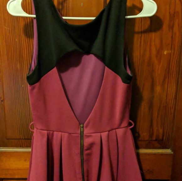 Garnet and black dress - Picture 3 of 3